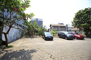 RedDoorz Plus @ Karet Pedurenan 3