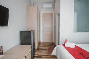 RedDoorz Plus @ Karet Pedurenan 3