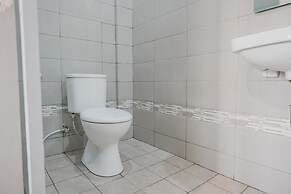 RedDoorz Plus @ Karet Pedurenan 3