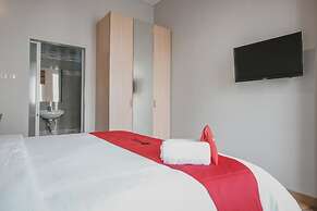 RedDoorz Plus @ Karet Pedurenan 3
