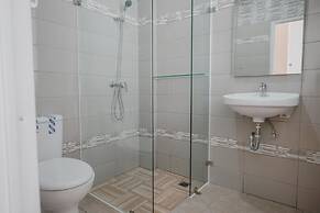 RedDoorz Plus @ Karet Pedurenan 3