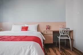 RedDoorz Plus @ Karet Pedurenan 3