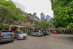 RedDoorz Plus @ Karet Pedurenan 3