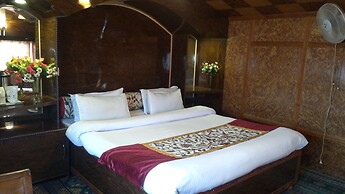 Zaffer Group of Houseboats