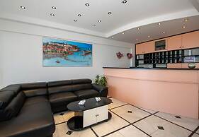 Sunrise Studios & Apartments