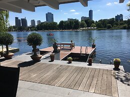 AJO Vienna Beach - Contactless Check-in
