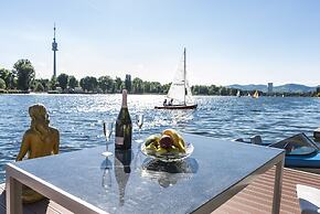 AJO Vienna Beach - Contactless Check-in