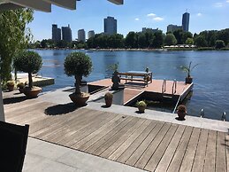 AJO Vienna Beach - Contactless Check-in