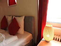 INSIDE FIVE City Apartments