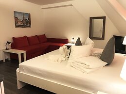 INSIDE FIVE City Apartments