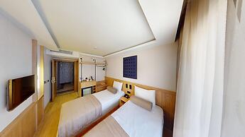 River Hotel