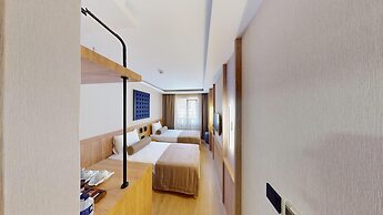 River Hotel