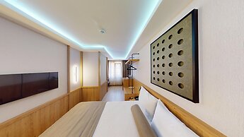 River Hotel