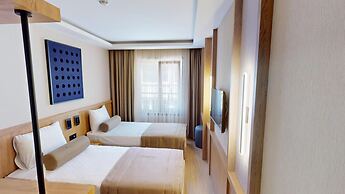River Hotel