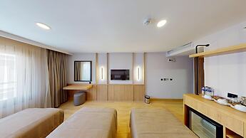 River Hotel