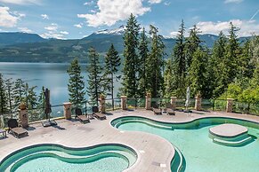 Halcyon Hot Springs Resort