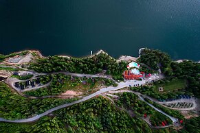 Halcyon Hot Springs Resort