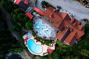 Halcyon Hot Springs Resort