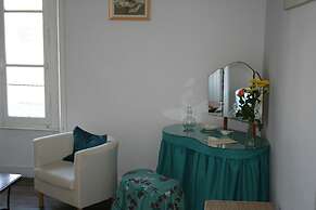 Le Voltaire Chambres et Table d'Hotes