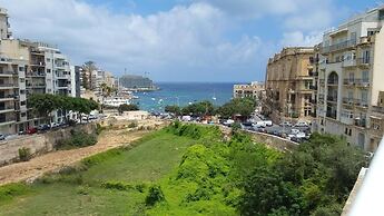 Follow the Sun Boutique Hostel - Pool, Breakfast & Sea Views