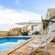 Follow the Sun Boutique Hostel - Pool, Breakfast & Sea Views
