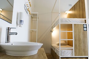 Follow the Sun Boutique Hostel - Pool, Breakfast & Sea Views