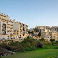 Follow the Sun Boutique Hostel - Pool, Breakfast & Sea Views