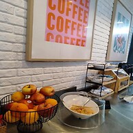 Follow the Sun Boutique Hostel - Pool, Breakfast & Sea Views