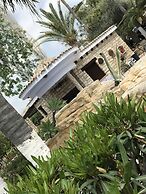 De Michanna Properties