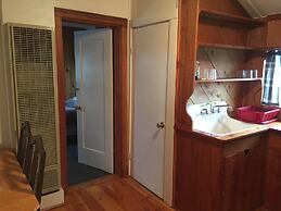 Whistling Swan Motel