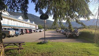 Monashee Motel