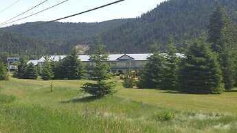 Monashee Motel