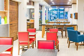 Holiday Inn Express & Suites Russellville by IHG