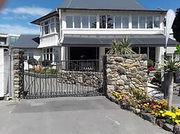 Cave Rock Guest House