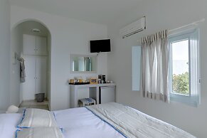 Blue Dolphins Apartments & Suites