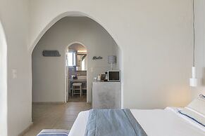 Blue Dolphins Apartments & Suites