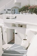 Blue Dolphins Apartments & Suites