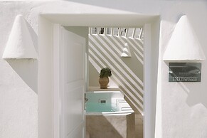 Blue Dolphins Apartments & Suites