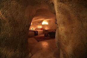 Jerveni Cave Hotel