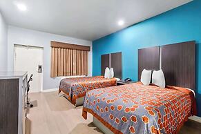 Econo Lodge Inn & Suites