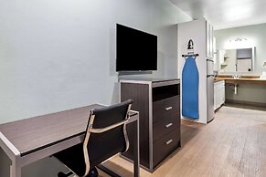 Econo Lodge Inn & Suites
