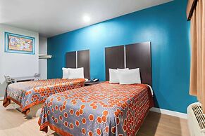 Econo Lodge Inn & Suites