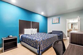 Econo Lodge Inn & Suites