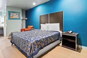 Econo Lodge Inn & Suites