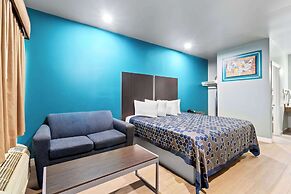 Econo Lodge Inn & Suites
