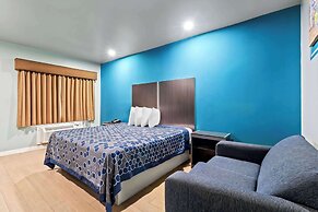 Econo Lodge Inn & Suites
