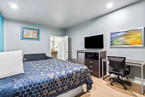 Econo Lodge Inn & Suites