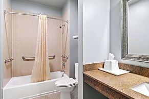 Econo Lodge Inn & Suites