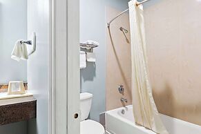 Econo Lodge Inn & Suites