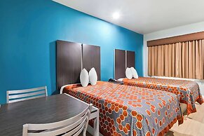 Econo Lodge Inn & Suites
